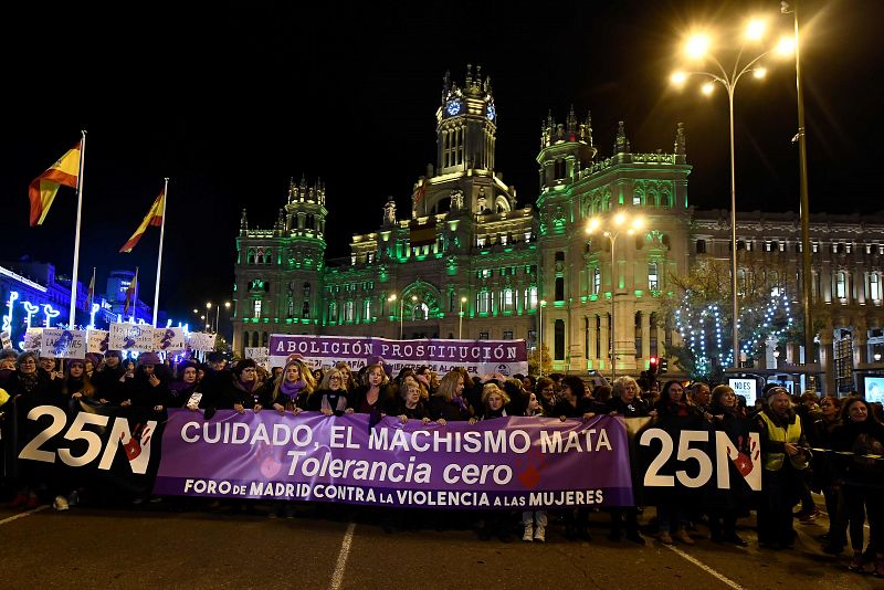 La marcha de Madrid ha estado encabezada por una pancarta gigante que reza "Cuidado, el machismo mata. Tolerancia cero¿. 