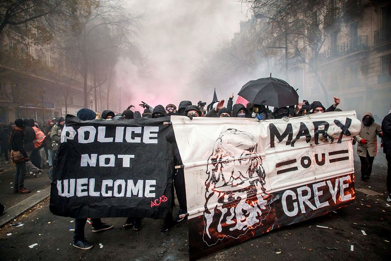 Pancartas en contra de las fuerzas de seguridad francesas