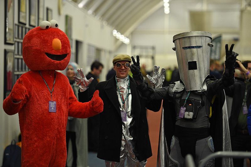 Count Binface (D) and Bobby "Elmo" Smith (I) posan para la fotografía en el centro de recuento en Uxbridge, al oeste de Londres. 