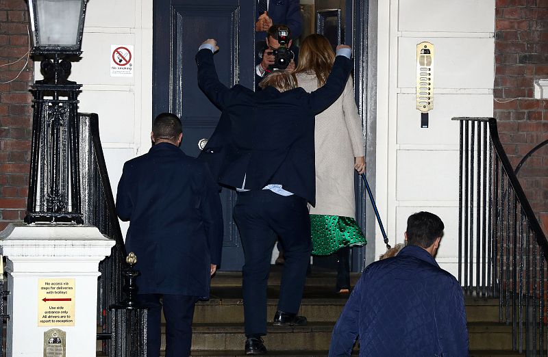 El primer ministro británico, Boris Johnson llega a la sede del Partido Conservador junto a su novia Carrrie Symonds.