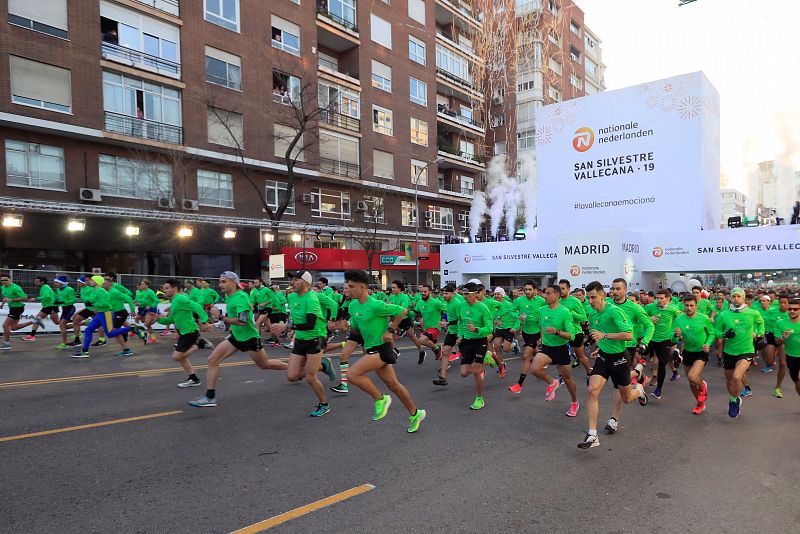 Más de 42.000 corredores toman la salida en la San Silvestre Vallecana.