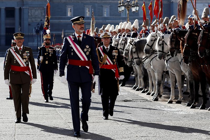 El rey de España Felipe VI (c) pasa revista a la Guardia Real en el Patio de Armas antes del inicio de la ceremonia de la Pascua Militar en el Palacio Real, este lunes en Madrid.