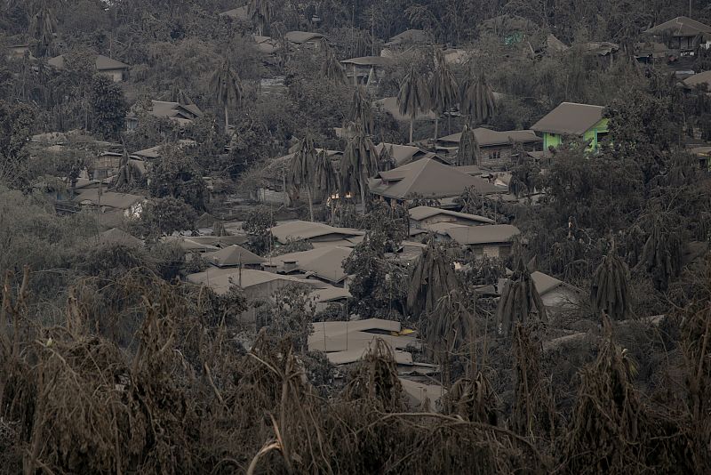 Viviendas cubiertas de ceniza en Talisay