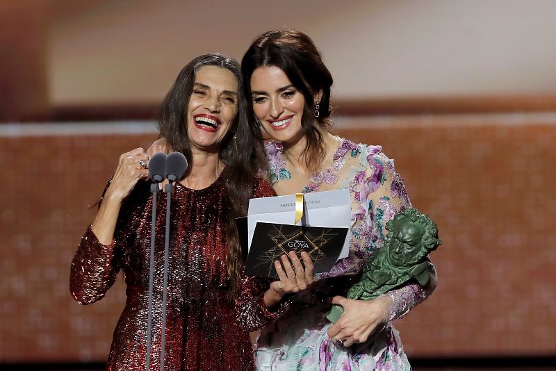  Los mejores momentos de los Goya 2020:  Penélope Cruz y Ángela Molina entregan el Goya a "Mejor Director" a Pedro Almodóvar