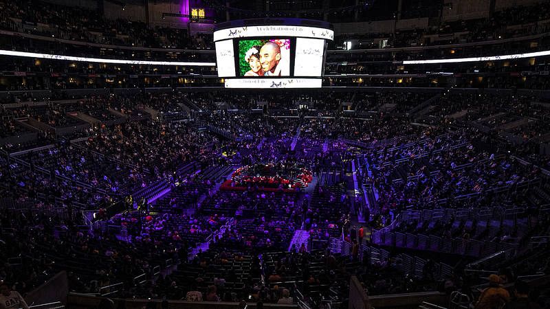 El color púrpura domina en el interior del Staples Center durante el funeral de Kobe y Gianna Bryant