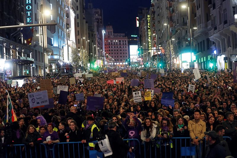 Participantes en la manifestación del 8M de Madrid a su paso por la Gran Vía, conmemorando el Día Internacional de la Mujer.