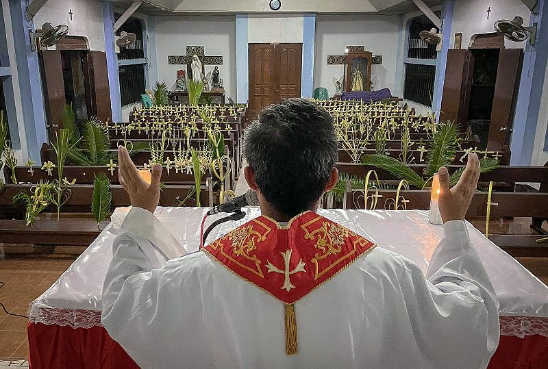 Un sacerdote celebra la misa del Domingo de Ramos en una iglesia vacía de la ciudad de Borongan, en Filipinas.