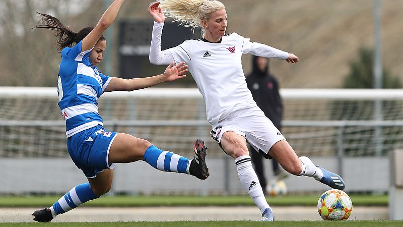 La delantera del CD Tacón Jakobsson (d), defendida por la jugadora del Deportivo La Coruña Bedoya