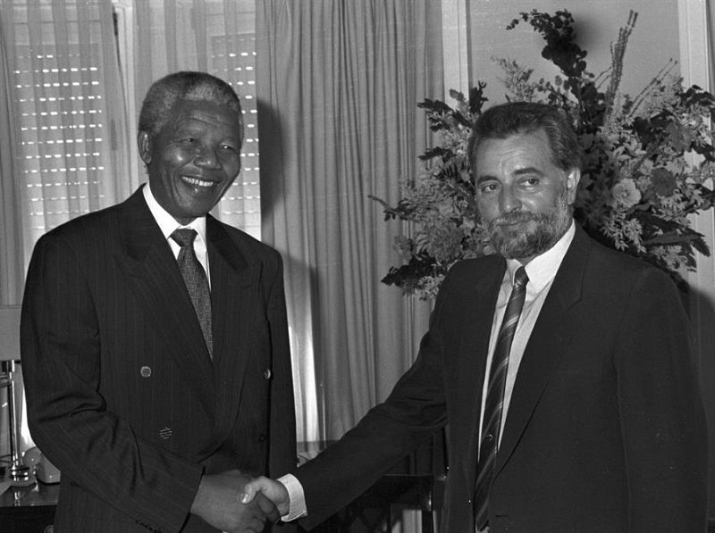 El presidente del Congreso Nacional Africano (ANC), Nelson Mandela, saludando al coordinador general de Izquierda Unida, Julio Anguita, en 1991.