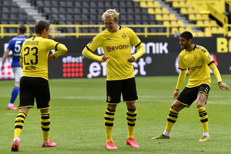Imagen: Jugadores del Borussia Dortmund celebran el gol chocando el codo.