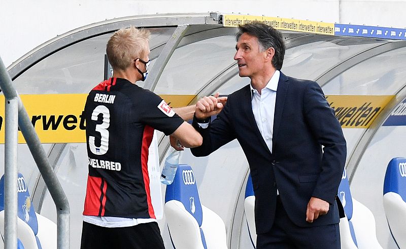 Imagen: El entrenador del Hertha de Berlin, Bruno Labbadia, saluda a su jugador, Per Skjelbred, al ser sustituido