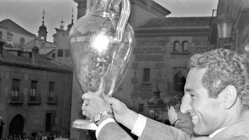 Paco Gento enseña la copa a la ciudad de Madrid