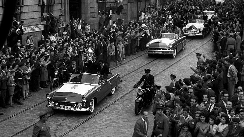 El Real Madrid se dirige en caravana triunfal al Ayuntamiento