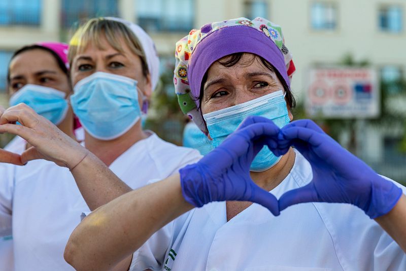 Personal sanitario del hospital Carlos Ayala de Málaga agradecen los aplausos por su trabajo en la pandemia del coronavirus.
