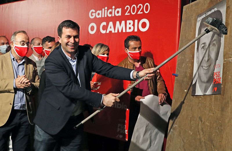 Elecciones gallegas 2020: Gonzalo Caballero (PSdeG) pega carteles en Santiago