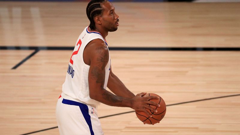 Imagen: Kawhi Leonard, de Los Ángeles Clippers, lanza un tiro libre