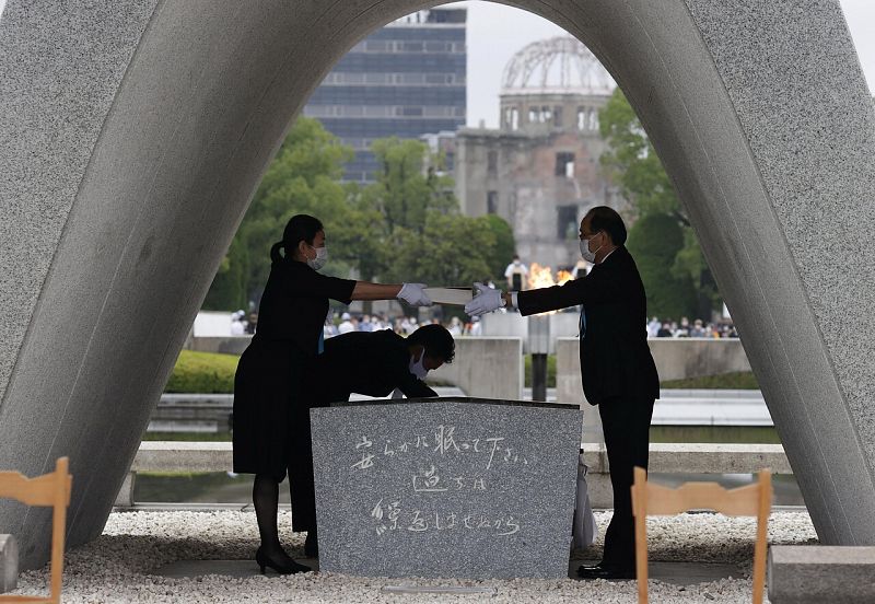 El alcalde de la ciudad de Hiroshima, Kazumi Matsui,  recibe el listado de los fallecidos de un representante de las familias.