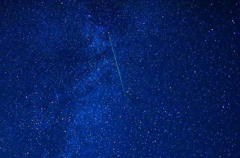 Un meteorito atraviesa el cielo durante la lluvia de Perseidas sobre el pueblo de Gresnica, a unos 90 km al oeste de Skopje, República de Macedonia del Norte.