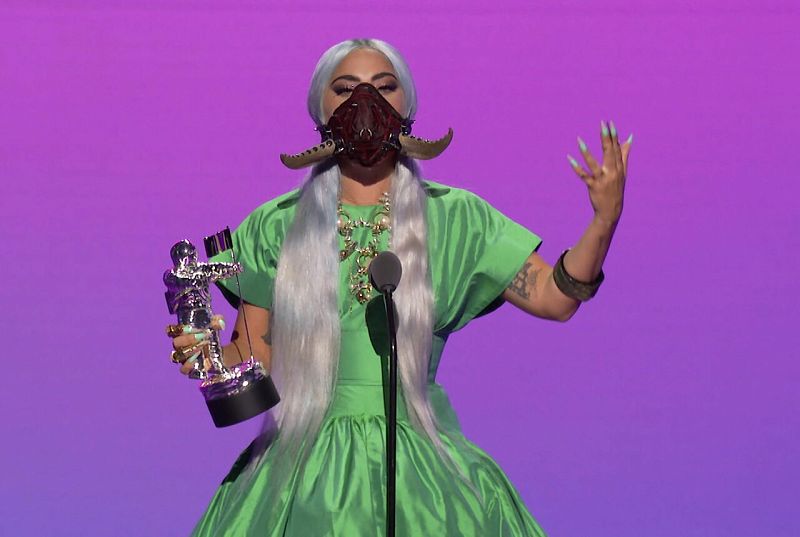 La cantante y compositora estadounidense, Lady Gaga, recoge el premio a la canción del año por "Rain On Me" durante los MTV.