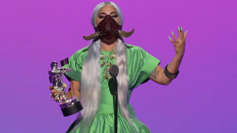Lady Gaga recoge el premio a la canción del año por "Rain On Me"