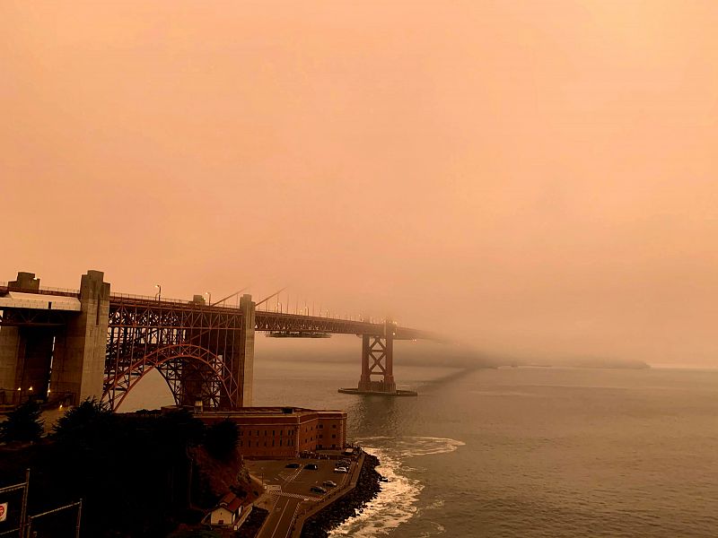  Vista del cielo anaranjado casi rojo que tiñe el ambiente cerca del puente de San Francisco, California (EE.UU.). 