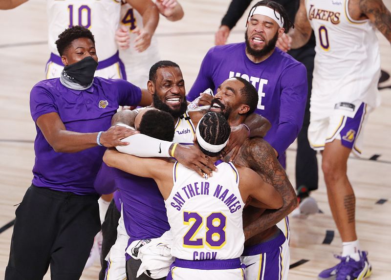 Los Angeles Lakers celebran el triunfo ante Miami Heat