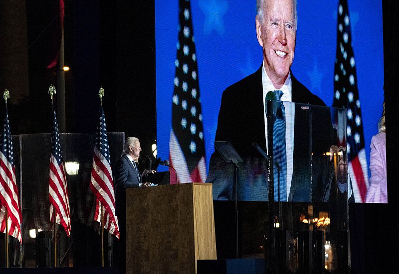 El candidato demócrata a la persidencia de Esttados Unidos, Joe Biden, ha pedido prudencia a sus seguidores tras conocerse los primeros datos electorales, que todavía no son definitivos, aunque le sitúan con ventaja sobre su rival, el actual presiden