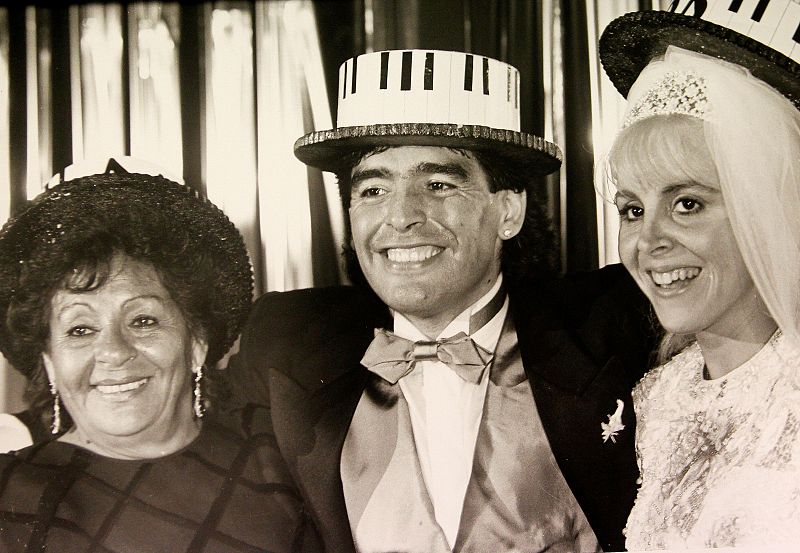 Maradona fue el quinto de ocho hijos. En 1989 se casó con Claudia Villafane, con quien estuvo casado 13 años y tuvo dos hijas, Dalma y Gianina.