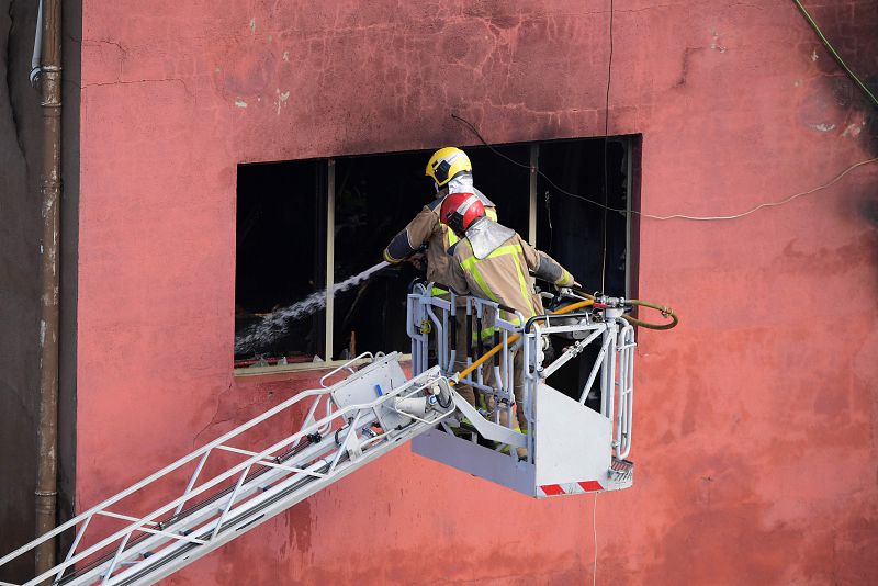 Los bomberos ya tienen controlado el incendio en la nave abandonada