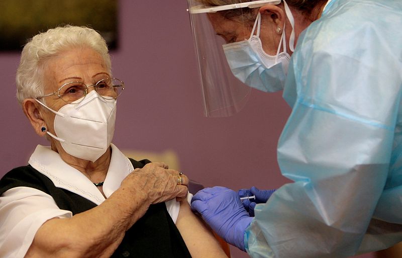Araceli, una mujer de 96 años, residente en el centro de mayores Los Olmos de Guadalajara capital, ha recibido la primera dosis de la vacuna en España