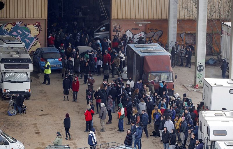 Los Mossos d'Esquadra han desalojado este sábado una macrofiesta ilegal en una nave industrial abandonada de Llinars del Vallès en la provincia de Barcelona