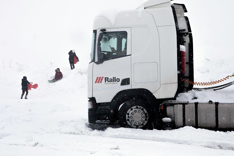 Un camión atascado en la nieve en Barracas (Castellón).
