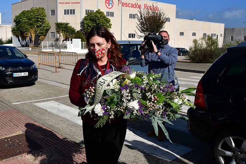 Llegan las coronas de flores al tanatorio