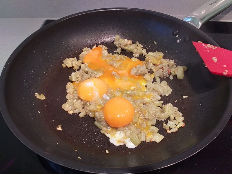 Agregar los huevos a la sartén y sazonar
