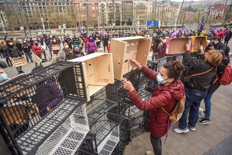Las feministas construyen un muro simbólico en Bilbao