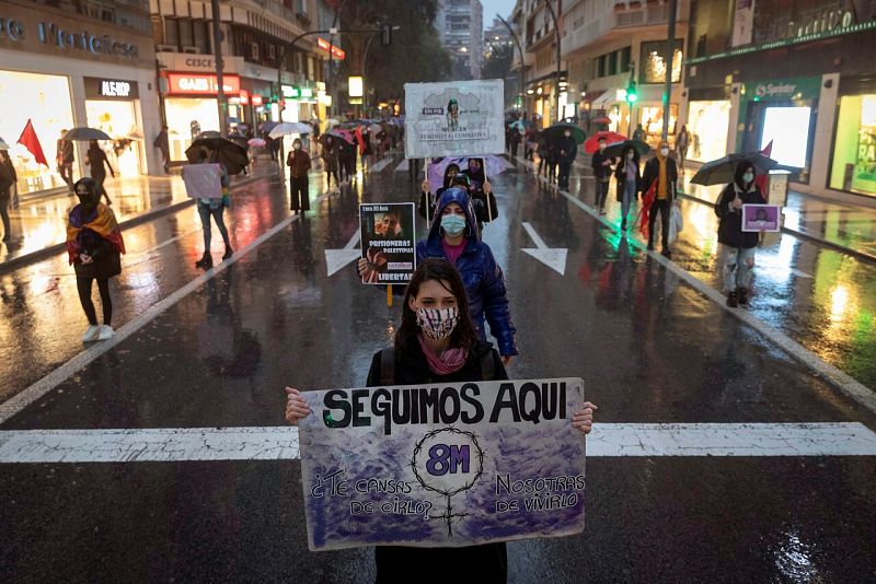 Manifestación bajo la lluvia y con distancia en Murcia