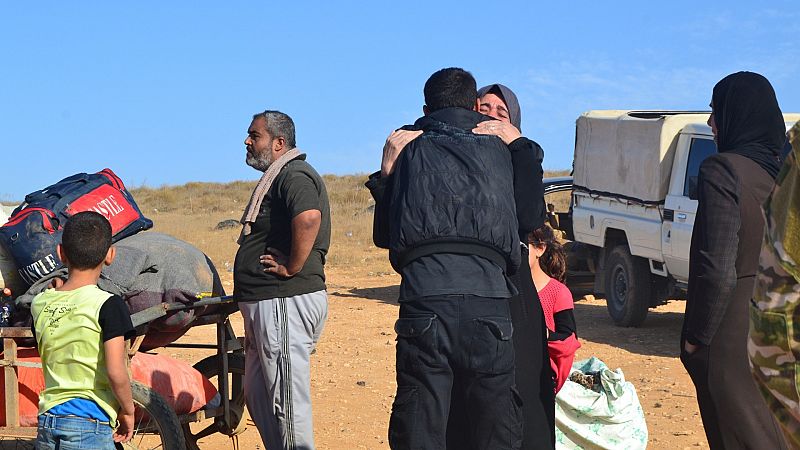 Un chico abraza a su madre al volver de Jordania