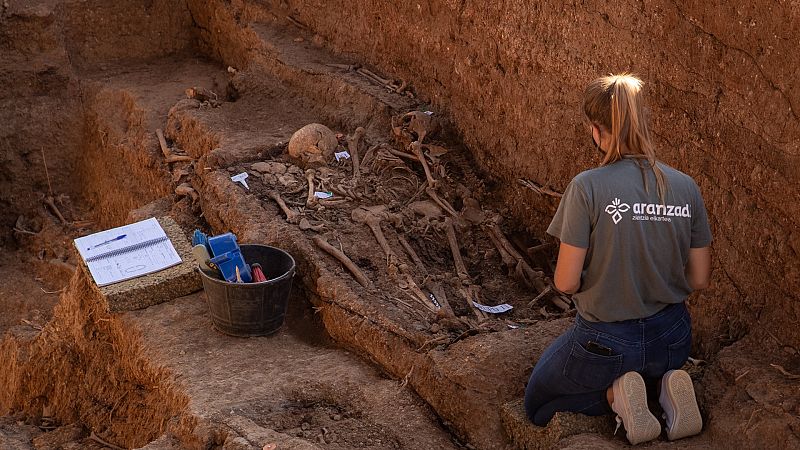 Trabajos de exhumación de la fosa común de Pico Reja en el cementerio de San Fernando de Sevilla