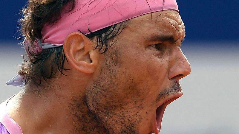 Rafa Nadal durante la final del Trofeo Conde de Godó ante Stefanos Tsitsipas.