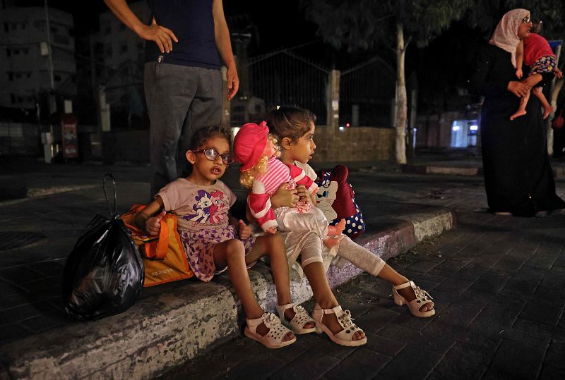 Niños en la calle por los bombardeos