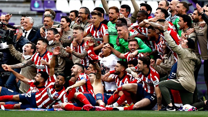Los jugadores del Atlético de Madrid celebran la victoria en casa del real Valladolid, que les ha dado su Liga número 11.
