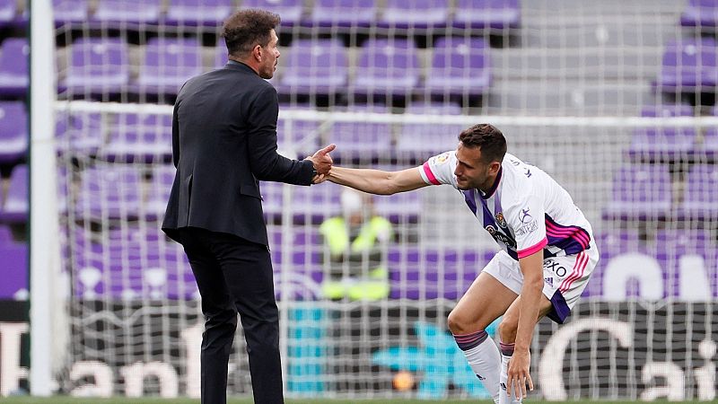 Simeone consuela a Kiko Olivas en el césped de Zorrilla.