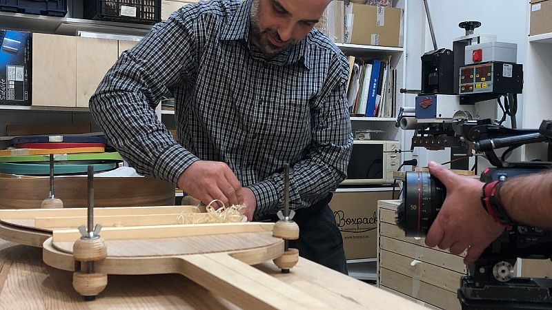 El luthier, Maiol Xercavins en la construcción de la guitarra construida con madera de olmos muertos a causa de la grafiosis.