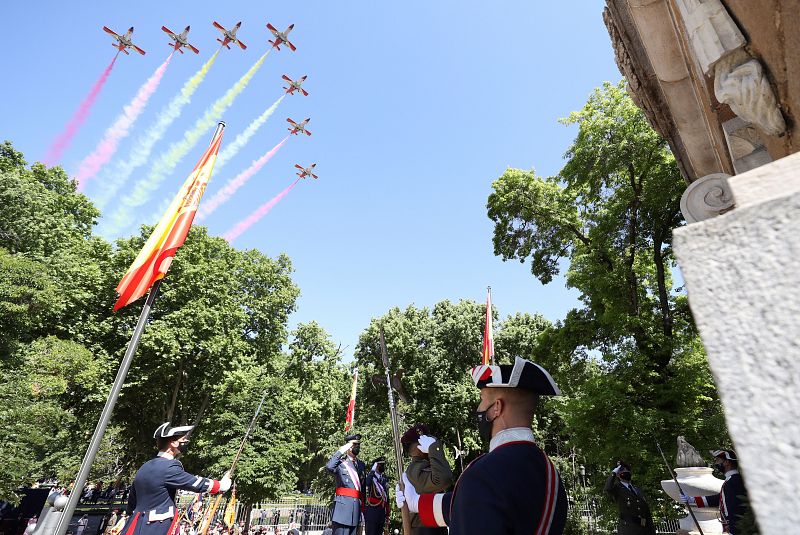 Los aviones de la Patrulla Águila dibujan la bandera de España en el cielo de Madrid.