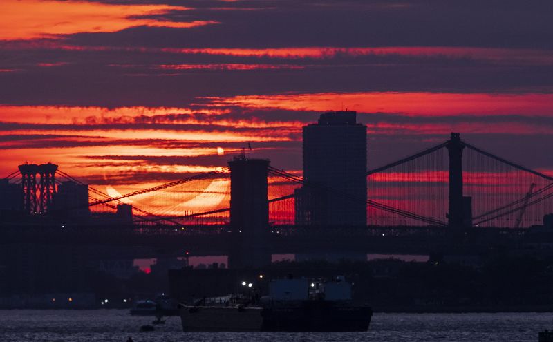 Vista del eclipse parcial de Sol desde la zona de East River, en la ciudad estadounidense de Nueva York.