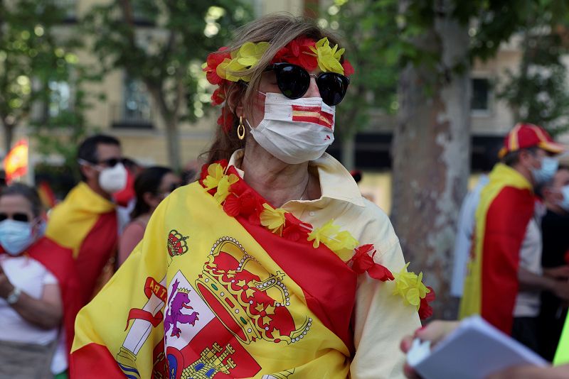 Una asistente a la concentración convocada por la plataforma Unión 78 en la Plaza de Colón de Madrid