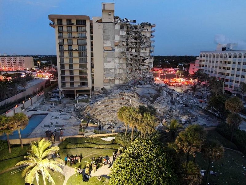 Vista aérea del edificio derrumbado parcialmenten la ciudad de Surfside, al norte de Miami Beach, Florida (EE.UU.)