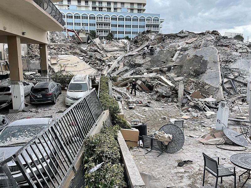 Imagen que muestra lo que era la entrada del edificio derrumbado parcialmente en Miami.