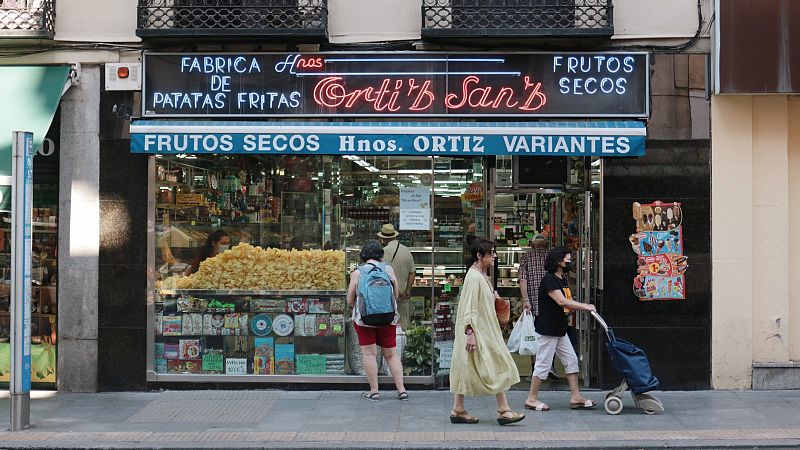 Personas con y sin mascarilla caminan por el centro de Madrid, este sábado.