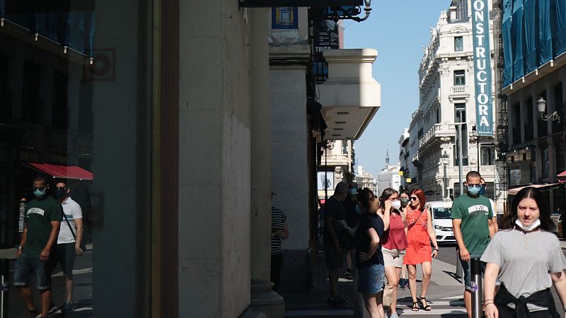 Personas con y sin mascarilla pasean por el centro de Madrid este sábado